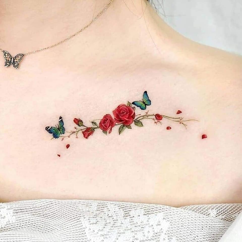 Tatuajes Bellos para Mujeres Rositas rojas y mariposas azuladas en clavicula