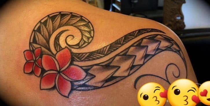 Wunderschöne Tattoos für Frauen mit spiralförmigen Ornamenten und roten Blumen