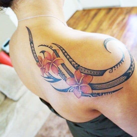 Bellissimi tatuaggi per donne, ornamenti e fiori rossi sulla clavicola e sulla spalla di tipo tribale