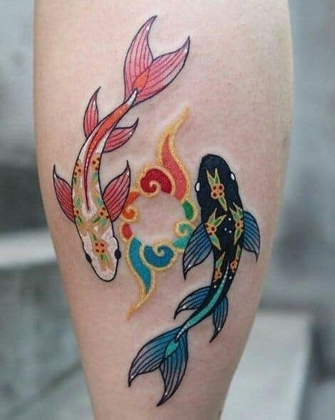 Beaux tatouages pour femmes deux poissons koi aux couleurs rouges et bleues intenses symbole du feu et du yin yang