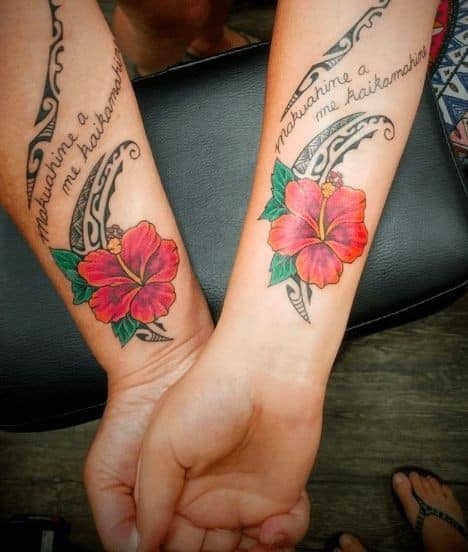 Bellissimi tatuaggi per donne su entrambi gli avambracci Fiori rossi con iscrizione