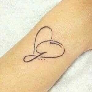 Schöne Tattoos für Frauen. Herz mit dem Buchstaben G am Handgelenk