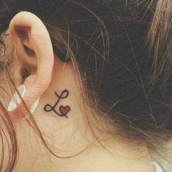 Beaux tatouages pour femmes Lettre L et petit coeur derrière l'oreille