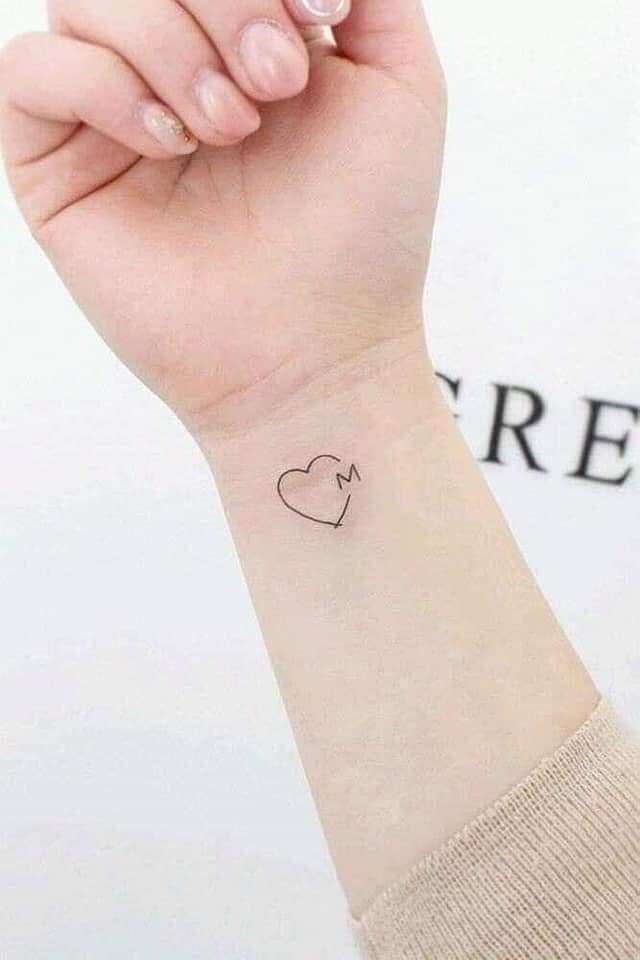 Bellissimi tatuaggi per donne Piccolo cuore con le lettere M