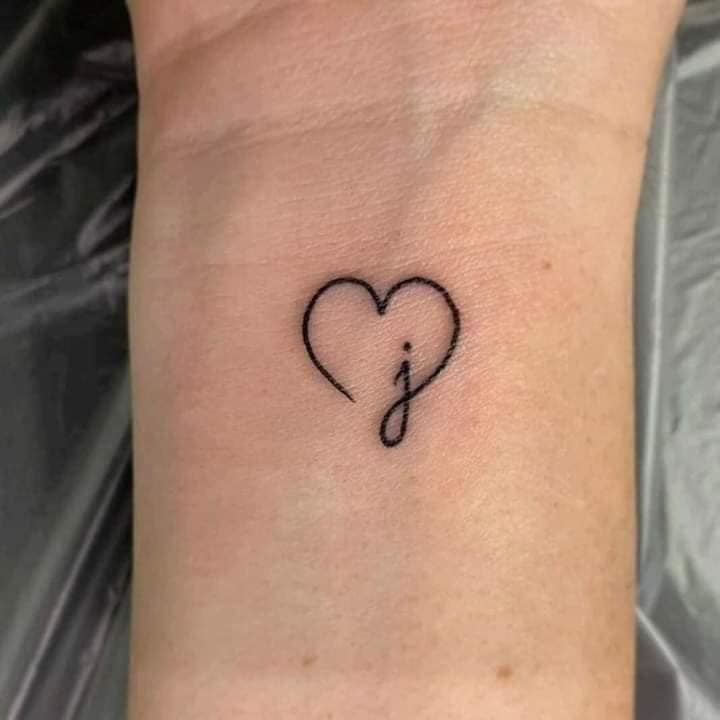 Lindas tatuagens para mulheres coração pequeno e a letra J