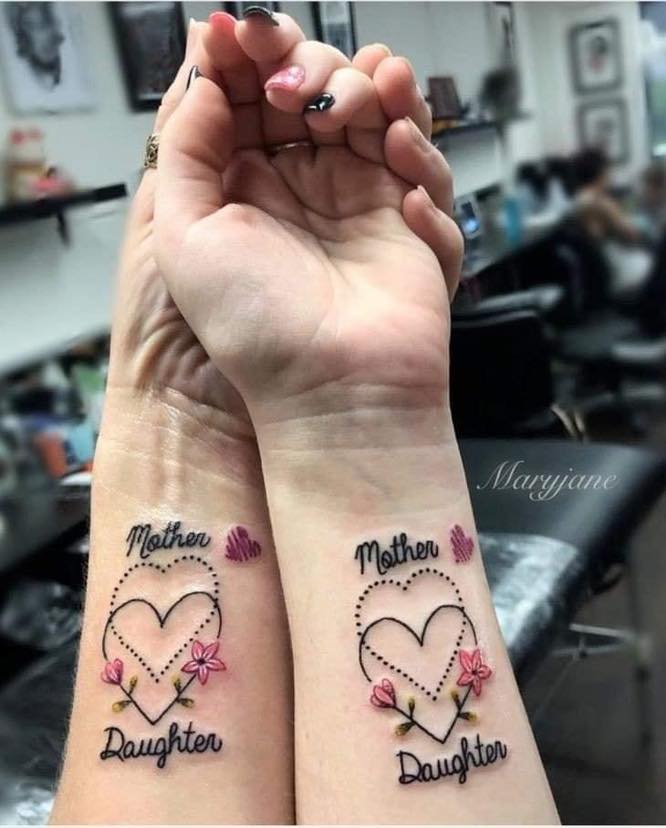 Tatuajes Bellos para parejas amigos hermanos Dos corazones encimados Mother Daughter corazones y flores en muneca 48