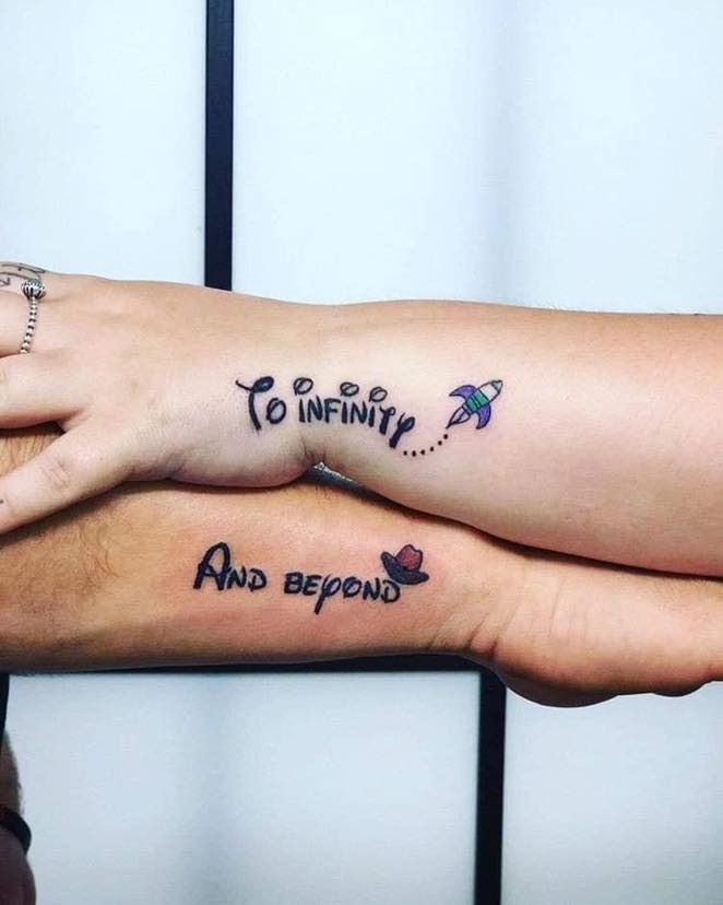 Lindas tatuagens para casais amigos irmãos Ao infinito e além 15
