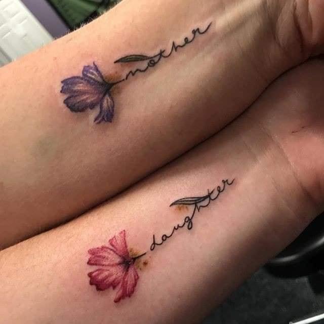 Tatuajes Bellos para parejas amigos hermanos flores delicadas roja y violeta e inscripcion 41
