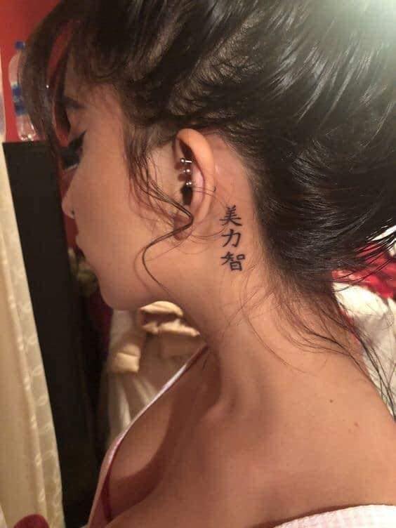 Tatuagens bonitas e sensuais para mulheres Letras japonesas atrás da orelha