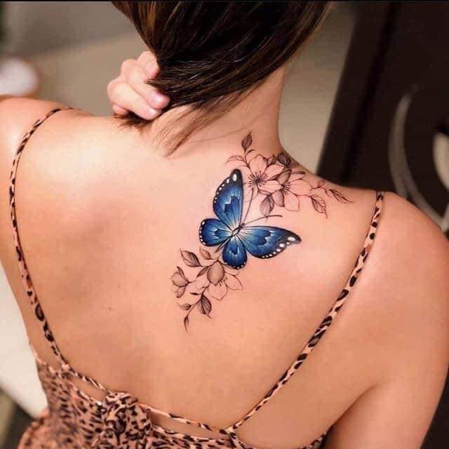 Tatuagens bonitas e sensuais para mulheres Borboleta azul e flores pretas sob o pescoço e ombro