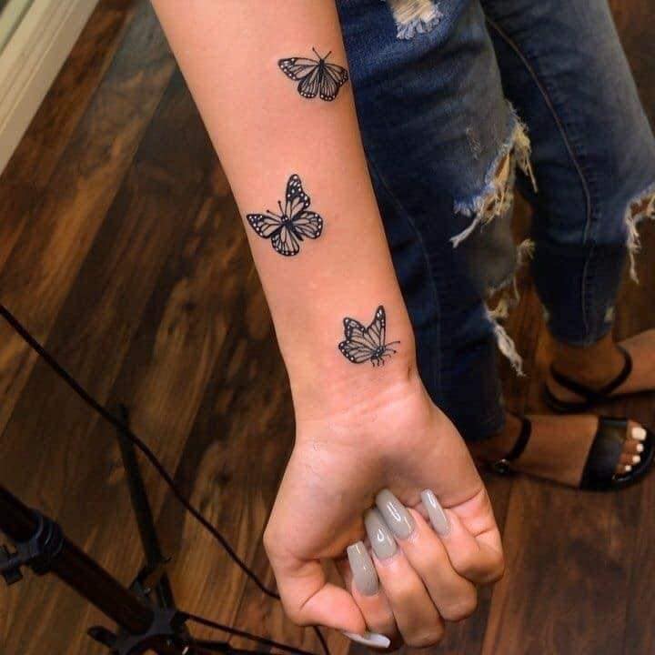 Tatuagens bonitas e sensuais para mulheres Três borboletas no antebraço