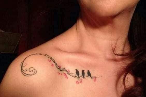 Tatuagens bonitas e sensuais para mulheres Três pássaros na clavícula