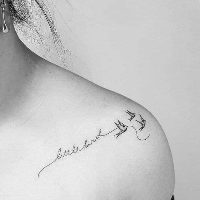 Tatuagens bonitas e sensuais para mulheres inscrição delicada no ombro passarinho