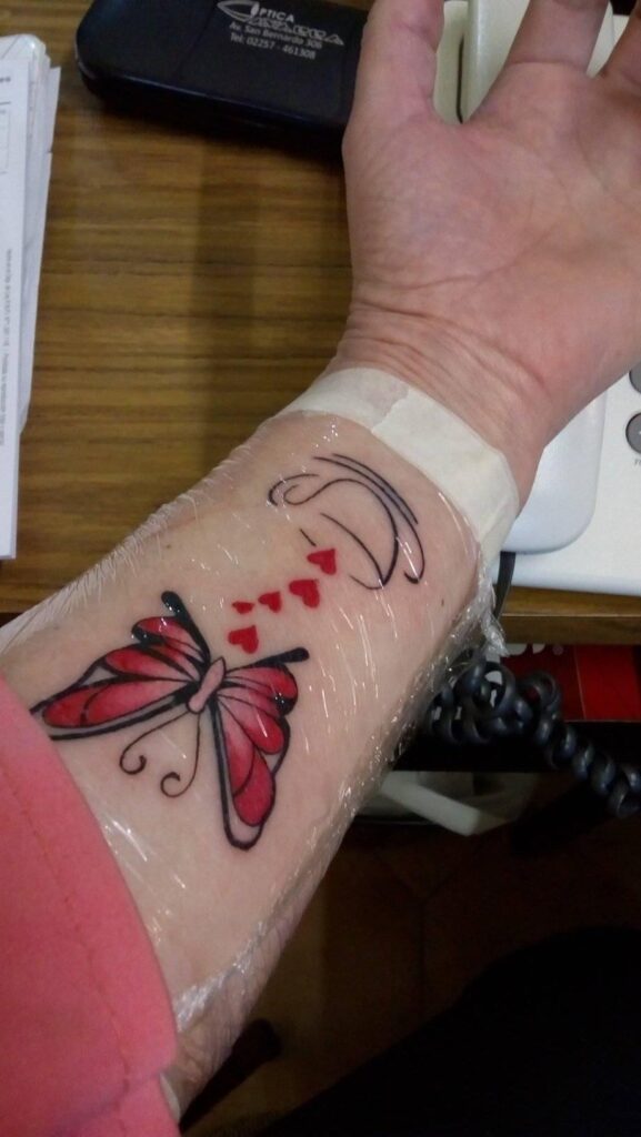 Tatuajes Bellos y originales para Mujeres Mariposa Roja y taza con corazones a modo de vapor