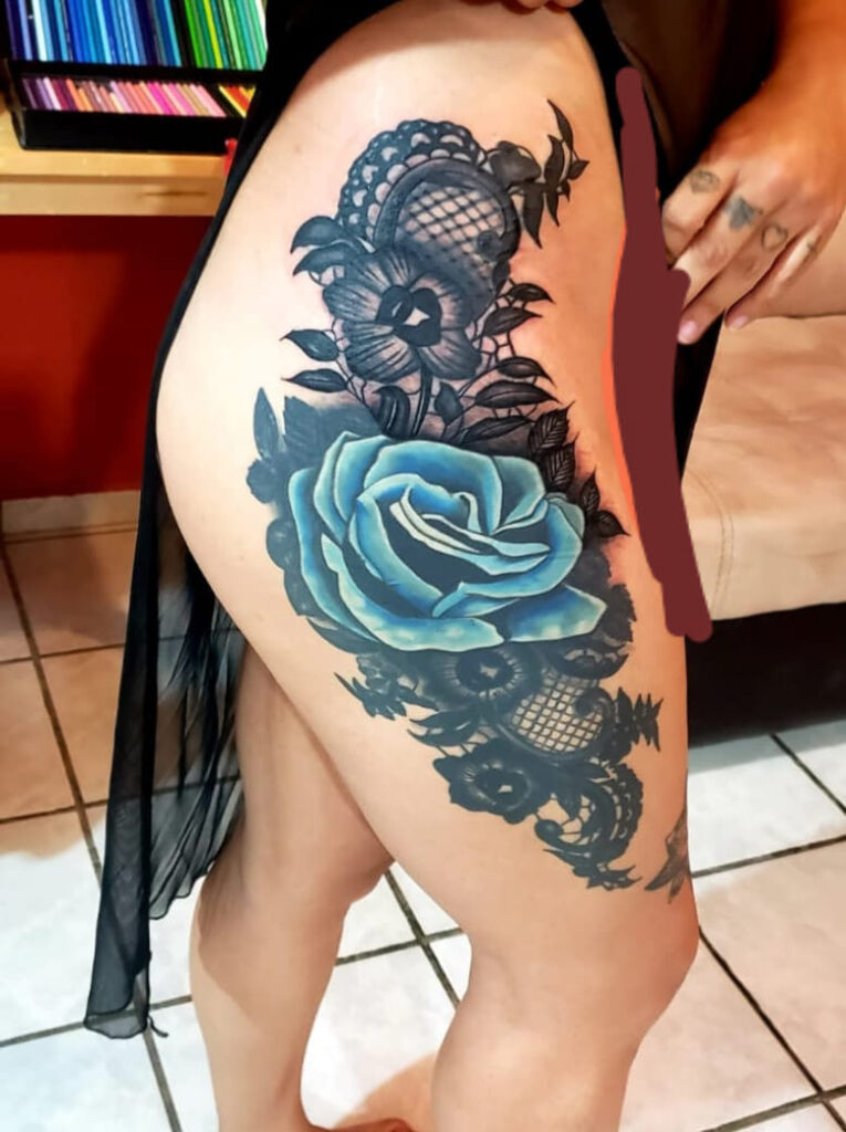 Beautiful and original tattoos for women, blue rose and black motif on the back of the thigh
