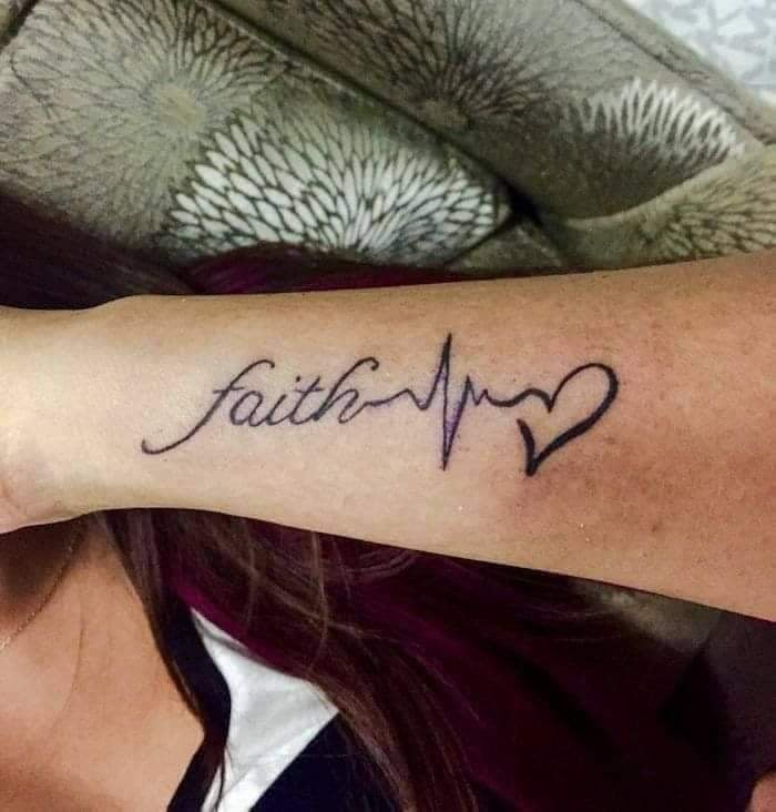 Tatuaggi Cardio Fe Faith sull'avambraccio