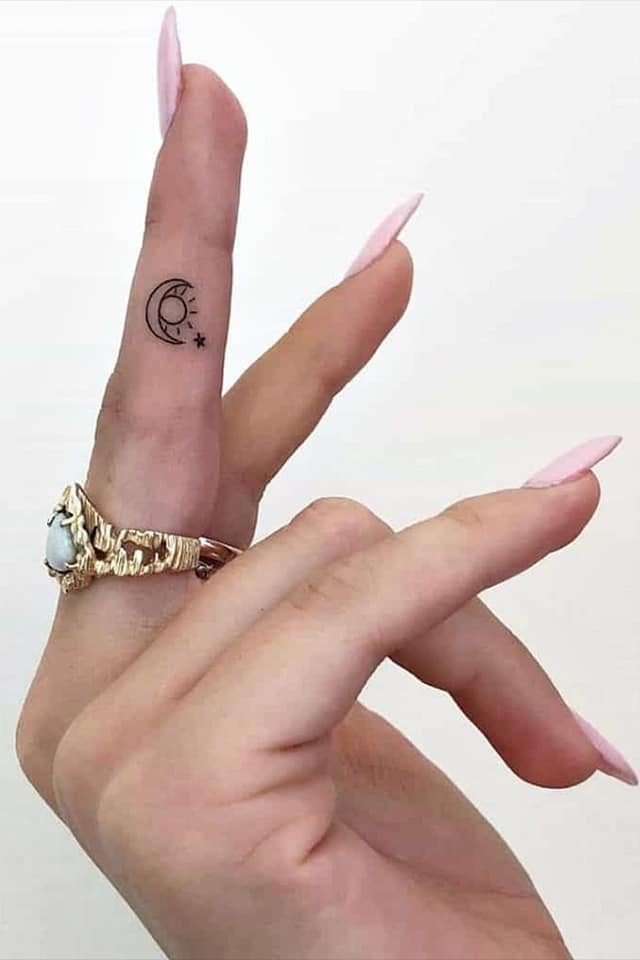 Tatuagens de sol, lua e estrela nos dedos