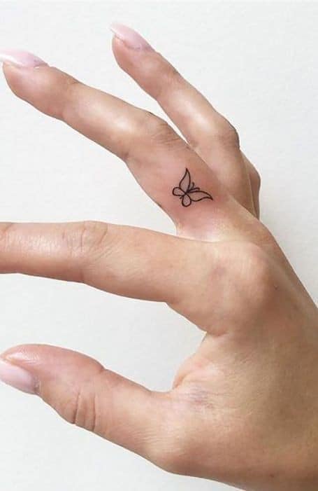 Tatuagens de borboletas de mulher pequena nos dedos