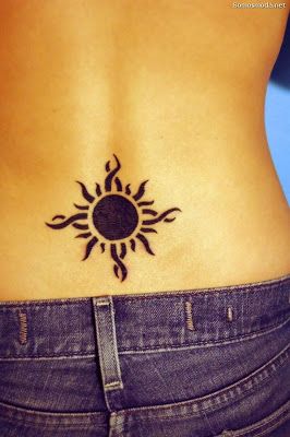 Tatuagens na parte inferior das costas Mulher preto ornamento em forma de sol