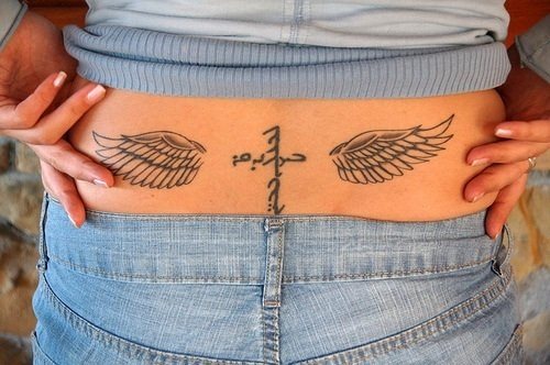 Tatuagens na parte inferior das costas mulher cruz e asas de anjo