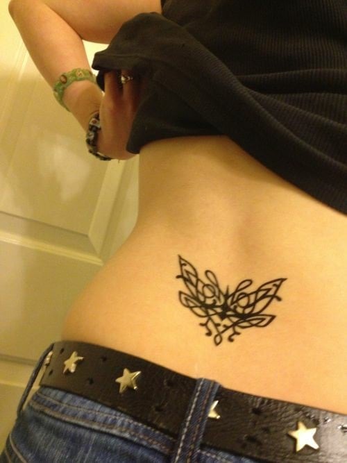 Tatuagens na parte inferior das costas mulher desenho estilo borboleta contorno preto