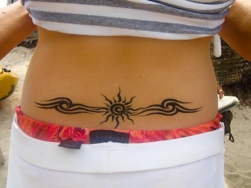 Tatuajes Espalda Baja Mujer sol con borlas en forma de olas