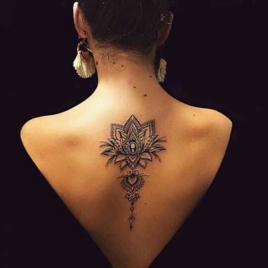 Tatuaggi sulla schiena del fiore di loto per le donne