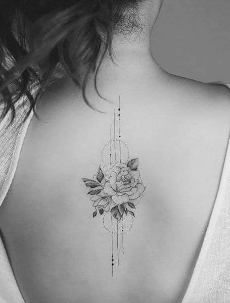 Tatuagens Back Woman Flower em linhas pretas e círculos