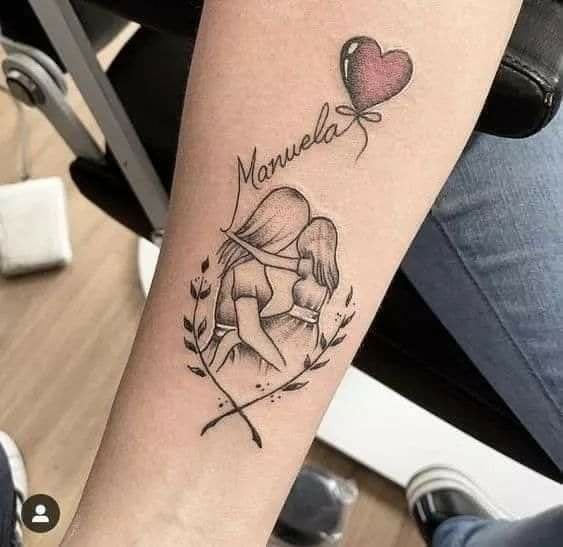 Mutter-Familien-Tattoos auf dem Unterarm mit Lorbeerzweigen namens Manuela und Ballonherz