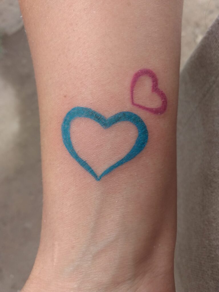 Kleine feine Tattoos für Frauen, zwei Konturen aus blauen und roten Herzen