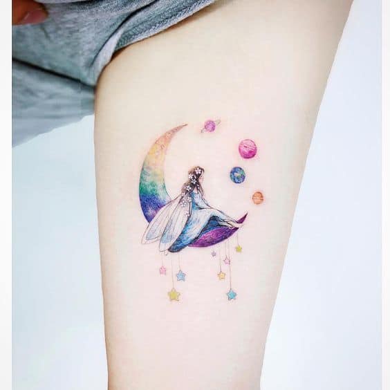 Pequenas tatuagens finas Fada da mulher na lua e nas estrelas