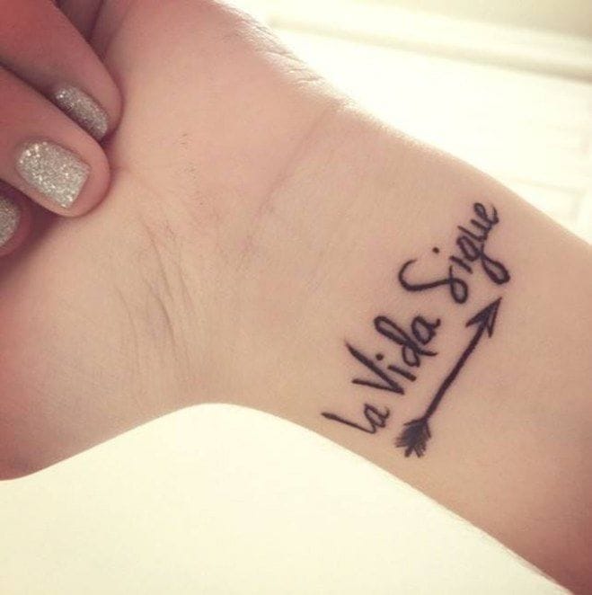 Tatuajes Finos Pequenos Mujer inscripcion de la vida sigue