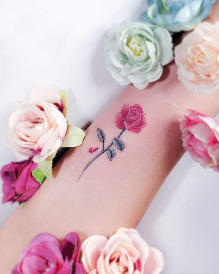 Pequenas tatuagens finas mulher rosa no pulso
