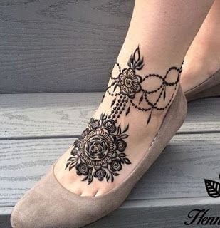 Tatuagens de henna pés e peito do pé feminino flores aninhadas