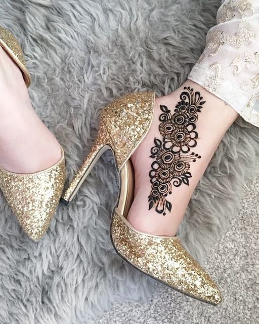 Tatuaggi all'henné piedi e collo del piede Donne sul lato del piede con motivi circolari
