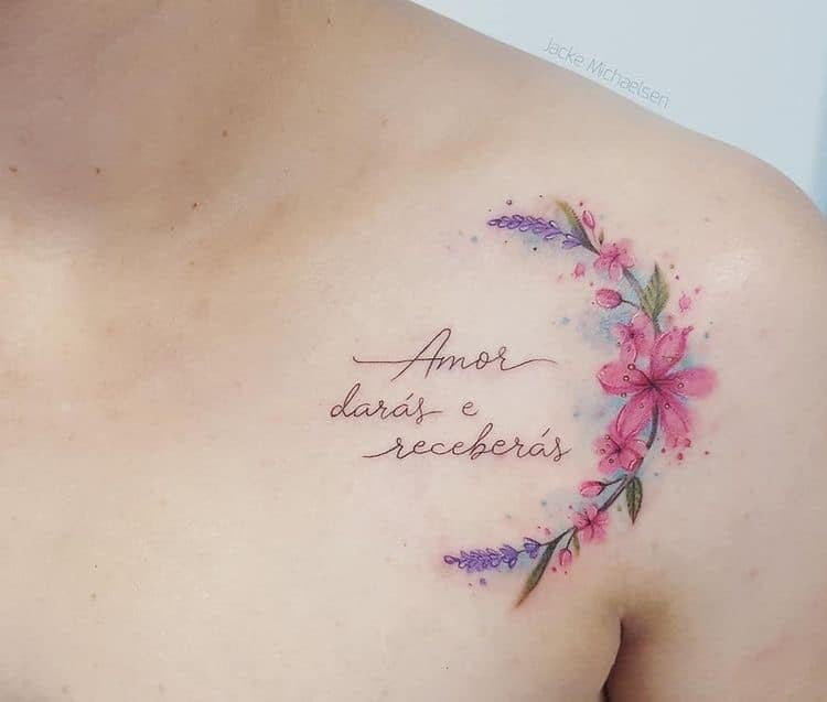 Tatuagens Ombro Mulher Lua de Flores e inscrição Amor