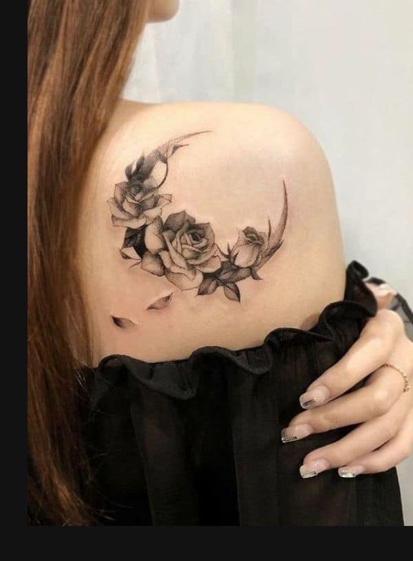 Tatouages Epaule Femme Lune et fleurs noires