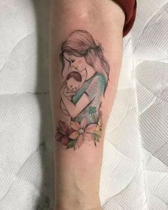 Tattoos Mutter Familie Frau Mutter umarmt Baby auf der Brust Blumen und hellblaues T-Shirt auf dem Unterarm