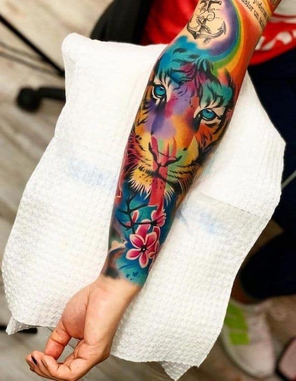 Tatuagens artísticas de manga cheias de leão com flores âncora
