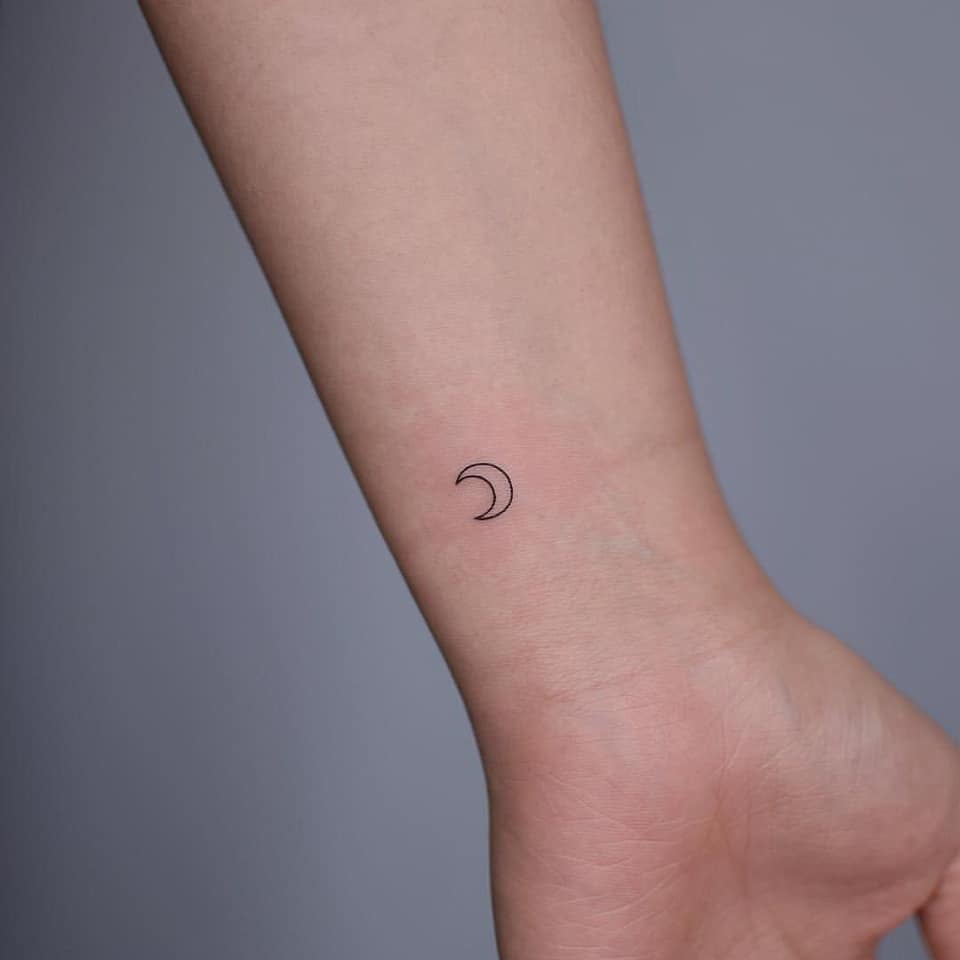 Super kleine minimalistische Mond-Tattoos am Handgelenk