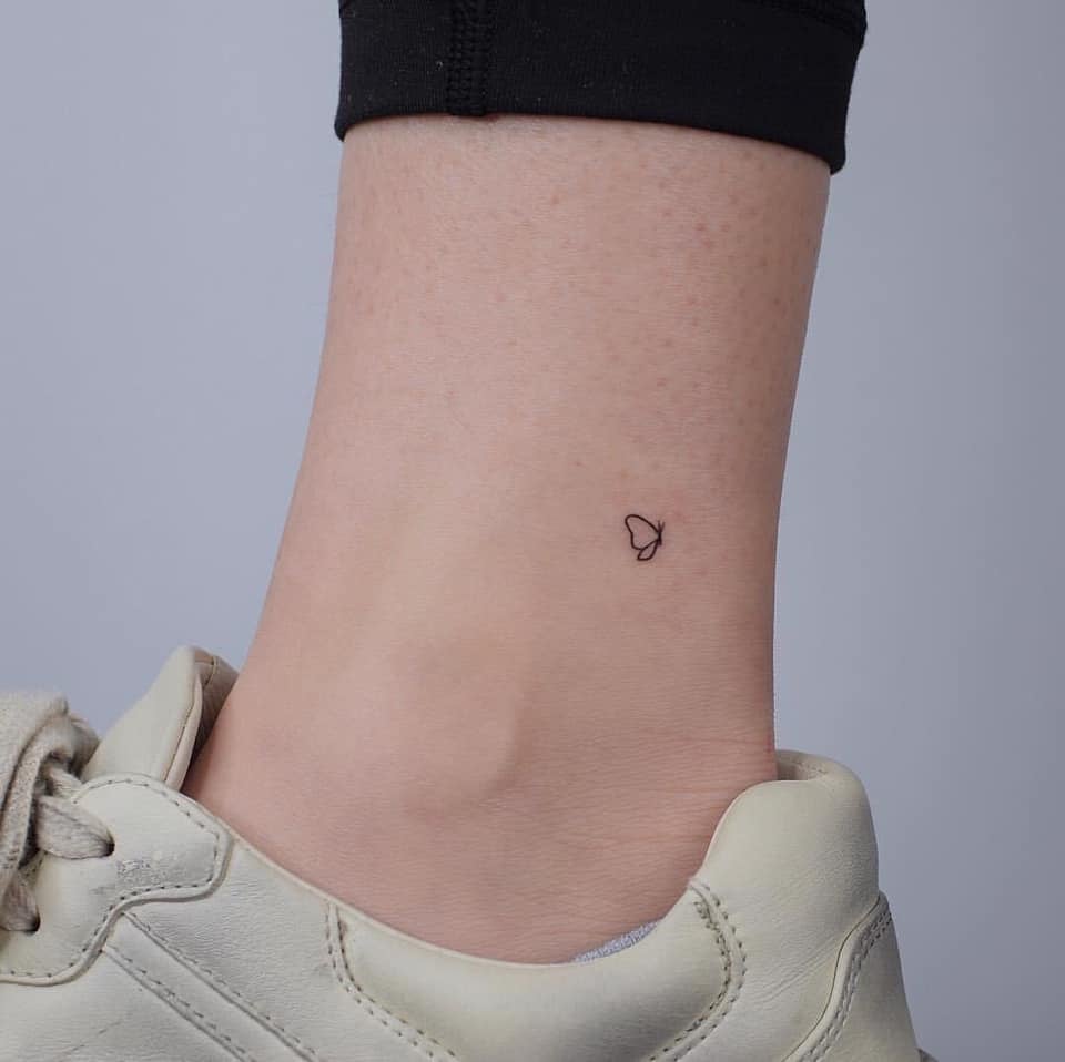 Super petits tatouages minimalistes Super petit papillon sur le mollet