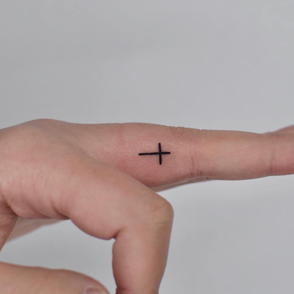 Tatuajes Minimalistas Super Pequenos cruz en dedo anular