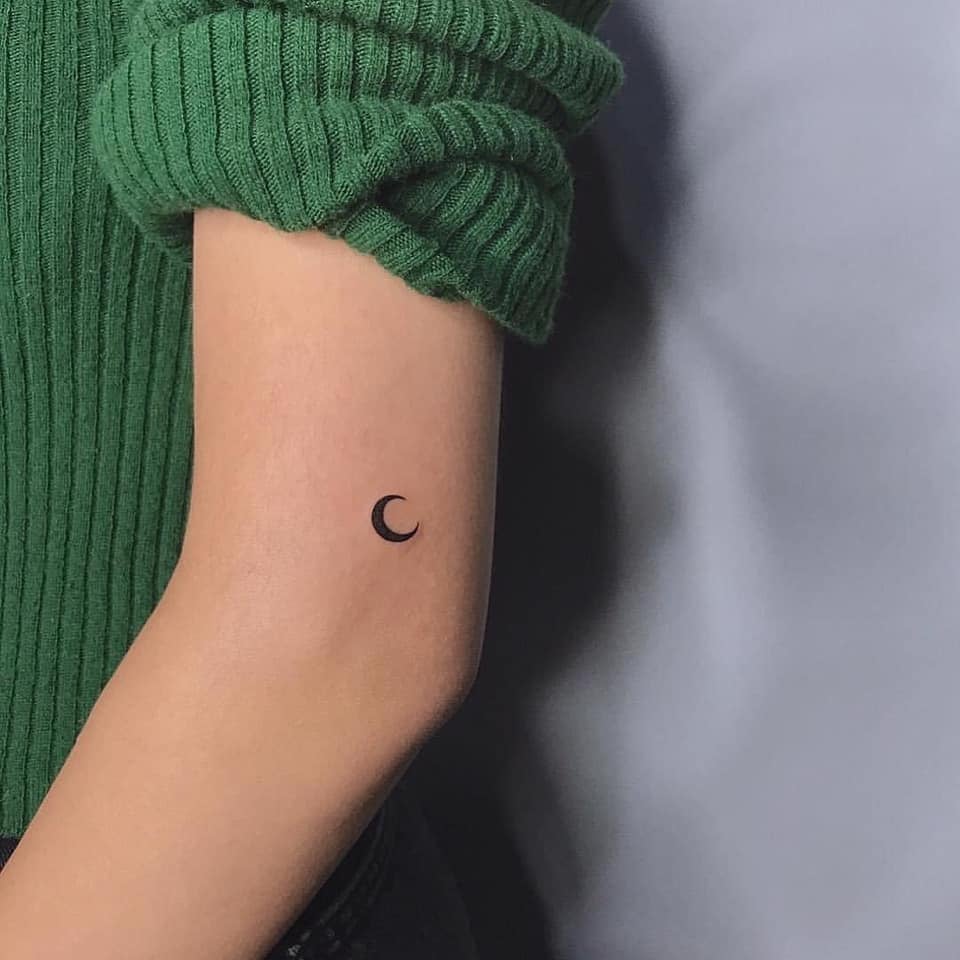Tatuagens de lua minimalista super pequenas no braço acima do cotovelo