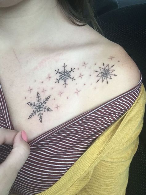 Tatuaggi di fiocchi di neve di Natale sulla spalla