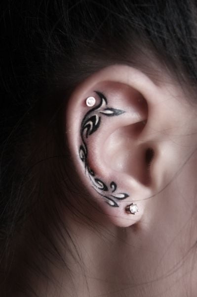 Tattoos Ohrenornament aus Zweigen mit schwarzen und weißen Teilen