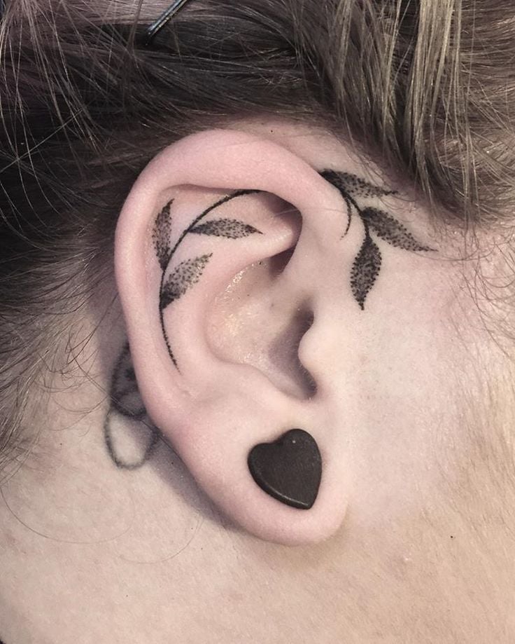 Tattoos Ohren Ornament aus schwarzen Zweigen Pointillismus