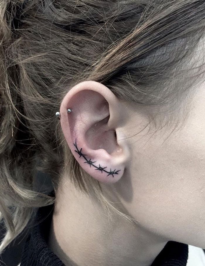 Tatuaggi sulle orecchie con filo spinato
