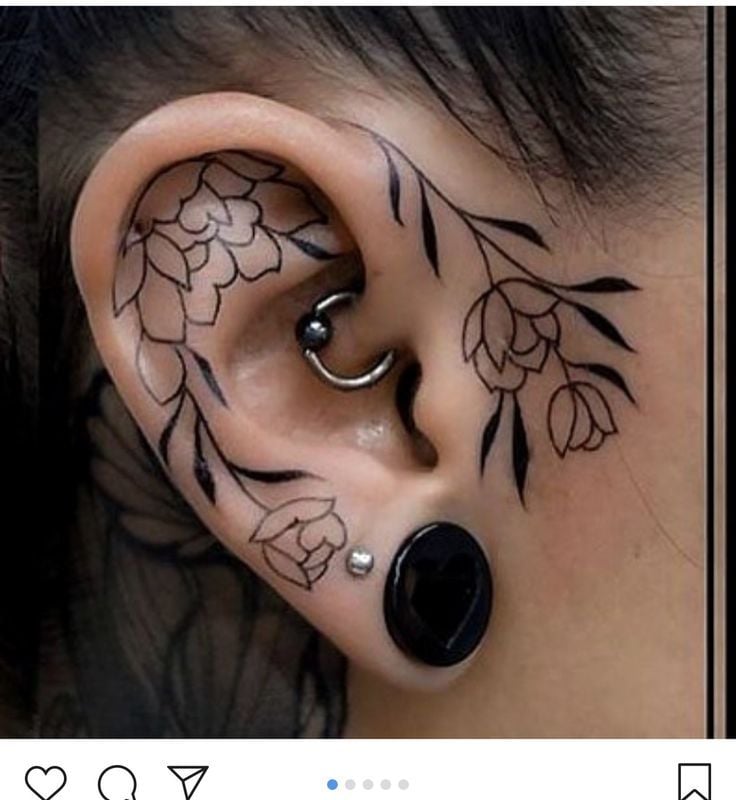 Tatuajes Orejas contorno negro de flores y ramas