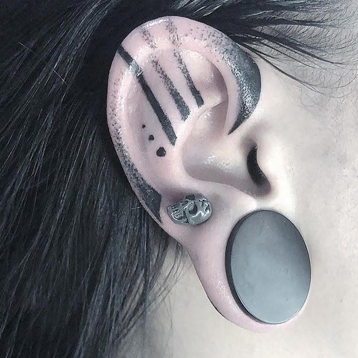 I tatuaggi dell'orecchio hanno linee sfocate