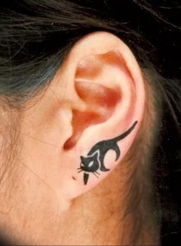 Petits tatouages d'oreilles de chat noir